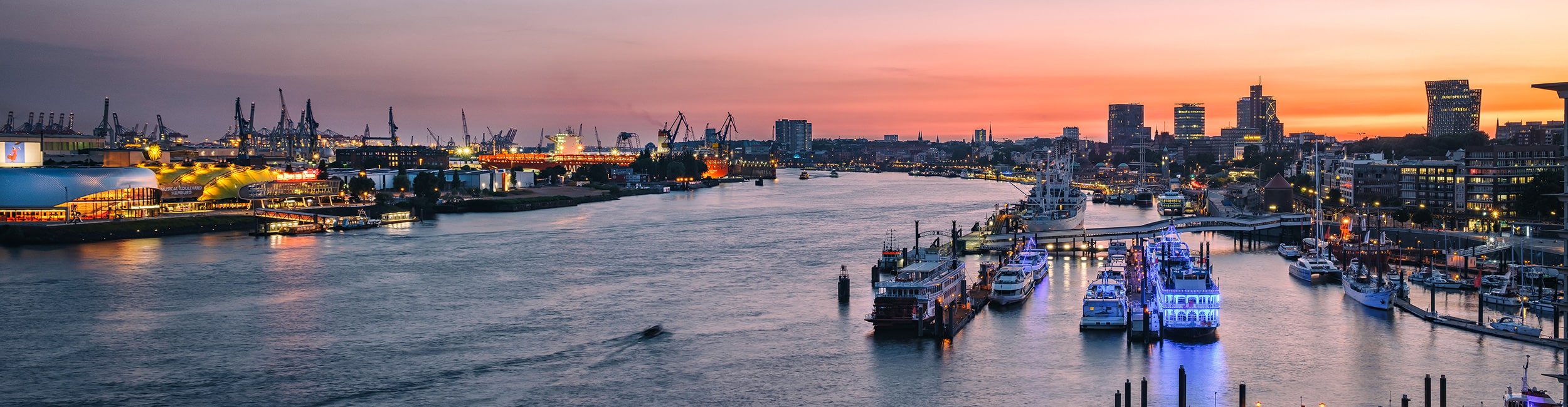 Abendliche Lichterfahrt - Blick auf die beleuchteten Landungsbrücken
